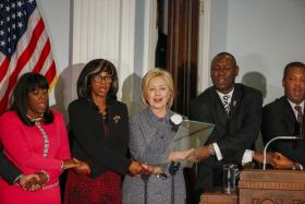 HILLARY CLINTON AFIRMA QUE LUTA DOS NEGROS POR IGUALDADE ESTÁ LONGE DE TERMINAR