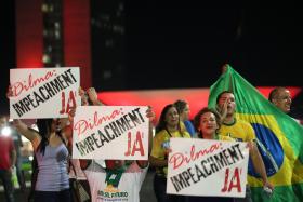 GRUPOS CONTRA DILMA ROUSSEFF CONVOCAM PROTESTO A FAVOR DE IMPUGNAÇÃO