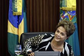 DILMA SOFRE AMEAÇA DE DESTITUIÇÃO POUCO MAIS DE UM ANO APÓS REELEIÇÃO