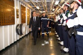 PORTA-AVIÕES FRANCÊS CHARLES-DE-GAULLE VAI PARA O GOLFO DENTRO DE DIAS — HOLLANDE