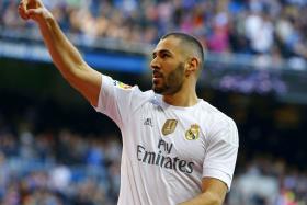 FUTEBOLISTA BENZEMA PEDE ACAREAÇÃO COM COLEGA DA SELEÇÃO FRANCESA VALBUENA