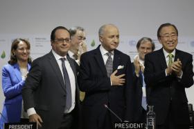 CLIMA: HOLLANDE DIZ QUE APROVAÇÃO DO ACORDO SOBRE O CLIMA PODE MUDAR O MUNDO