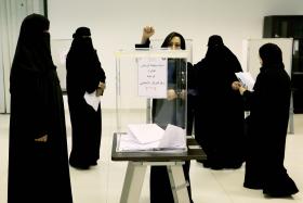 PELO MENOS 13 MULHERES ELEITAS PARA CONSELHOS MUNICIPAIS NA ARÁBIA SAUDITA