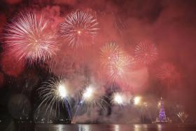 ANTIGA MAIOR ÁRVORE DE NATAL FLUTUANTE DO MUNDO VOLTA A ILUMINAR RIO DE JANEIRO