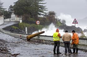 MAU TEMPO: AVISO VERMELHO ALARGADO ÀS CINCO ILHAS DO GRUPO CENTRAL DOS AÇORES