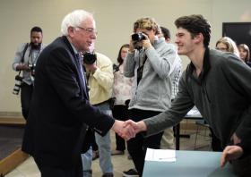 DEMOCRATA SANDERS PEDE DESCULPA A HILLARY CLINTON POR ACEDER AOS SEUS DADOS DE ELEITORES
