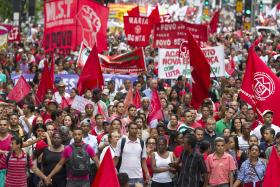 MILHARES DE APOIANTES DE DILMA ROUSSEFF SAEM ÀS RUAS NO BRASIL CONTRA IMPUGNAÇÃO