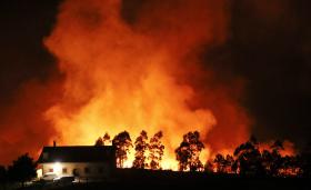 MAIS DE 230 BOMBEIROS NO TERRENO PARA COMBATER INCÊNDIOS EM ESPANHA