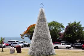 ÁRVORE DE NATAL DE MAPUTO JUNTA SETE MIL GARRAFAS DE ÁGUA RECICLADAS