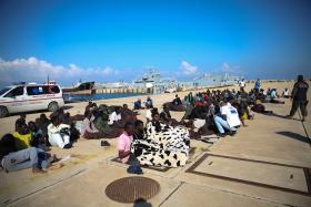MARINHA ALEMÃ RESGATOU MAIS DE 10.000 REFUGIADOS ESTE ANO