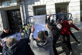 BES: CEM EMIGRANTES RECLAMAM DEVOLUÇÃO DO SEU DINHEIRO EM PROTESTO NO PORTO