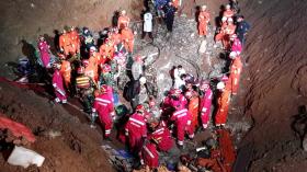AUTORIDADES CHINESAS SUSPENDEM BUSCA PARA HOMENAGEAR VÍTIMAS EM SHENZHEN
