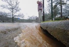 TORNADO PERTO DE DALLAS (EUA) CAUSA PELO MENOS QUATRO MORTOS