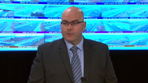 O ministro dos Transportes do Ontário Steven Del Duca fala aos meios de comunicação em Toronto - 7 de dezembro, 2015