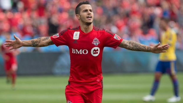 No dia 19 de setembro de 2015, foto de arquivo, Sebastian Giovinco do Toronto FC comemora depois de marcar o segundo golo da sua equipa contra os Colorado Rapids. (Chris Young / The Canadian Press)