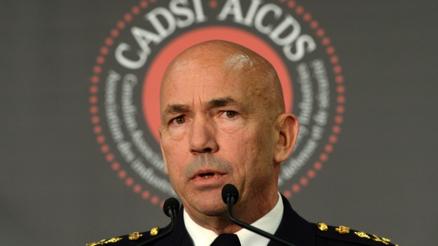 O Comissário da RCMP Bob Paulson discursa durante uma conferência de segurança agendada pela Canadian Association of Defence and Security Industries (CADSI) em Otava, em 25 de novembro de 2015. (Sean Kilpatrick/The Canadian Press)