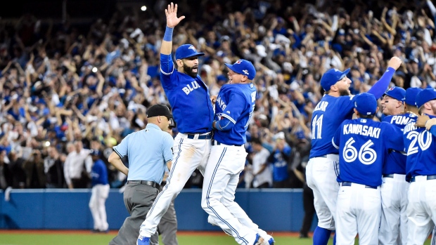 Os jogadores dos Toronto Blue Jays comemoram depois de derrotarem a equipa de Texas Rangers durante o jogo cinco do playoff (ALDS) de basebol em Toronto - 14 de outubro de 2015. (The Canadian Press / Nathan Denette)