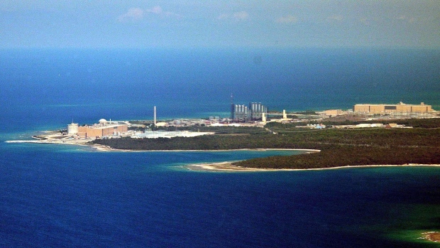 Uma vista aérea da central elétrica nuclear da Bruce Power em Kincardine, Ontário - 16 de agosto de 2003. The Canadian Press / JP Moczulski