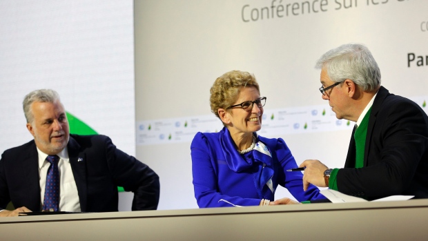 O primeiro-ministro do Quebec, Philippe Couillard, a primeira-ministra do Ontário, Kathleen Wynne e o primeiro-ministro de Manitoba, Greg Selinger, participam numa cerimóia de assinatura na COP21, a Conferência sobre Mudanças Climáticas das Nações Unidas - 7 de dezembro, 2015 em Le Bourget, ao norte de Paris. (AP Photo/Christophe Ena)