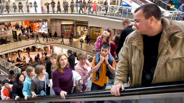 Milhares de pessoas fazem fila em todos os cinco níveis do Eaton Centre para compras de Natal de última hora em Toronto. (Darren Calabrese / The Canadian Press)