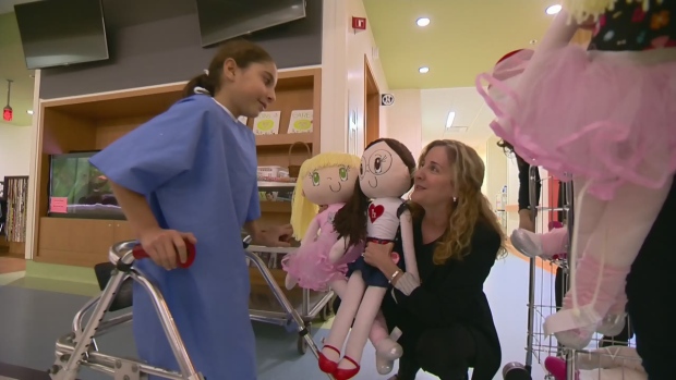 DOAÇÕES DE BONECAS ESTÃO A AJUDAR CRIANÇAS NO HOSPITAL SHRINERS