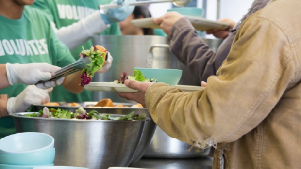 O relatório 2015 OAFB aponta que 358.963 pessoas visitaram bancos alimentares em todo o Ontário, em março, que é aproximadamente a população de London, Ontário. (Getty Images / Blend Images)