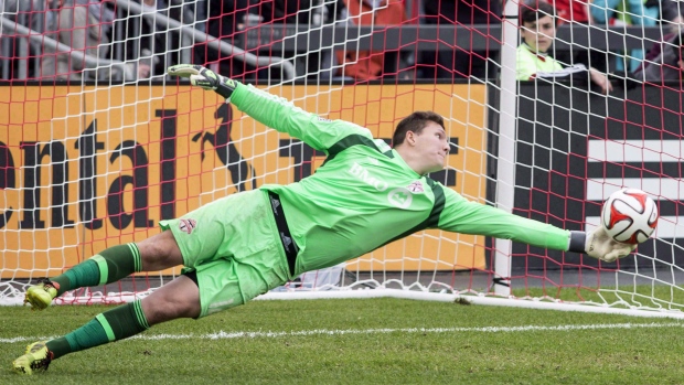 O guarda-redes do Toronto FC Joe Bendik durante um jogo de futebol (soccer) da MLS contra o New York Red Bulls em Toronto - 17 de maio de 2014. (The Canadian Press / Chris Young)