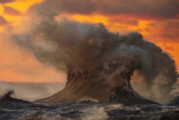 O fotógrafo Dave Sandford de London, Ontário, fotografou o impressionante poder natural do Lago Erie durante um período de quatro semanas em novembro. Ele define esta fotografia como o monstro do Lago Erie Monster. (Dave Sandford / Dave Sandford Fotografia)