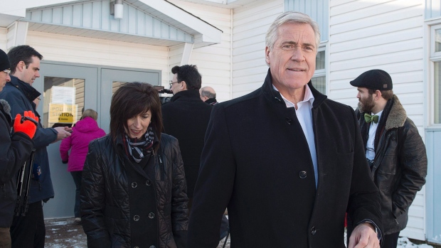 Dwight Ball, o líder Liberal da Terra Nova e Labrador, sai do local de voto depois de votar na eleição provincial em Deer Lake, N.L. na segunda-feira, 30 de novembro de 2015. (Andrew Vaughan / The Canadian Press)