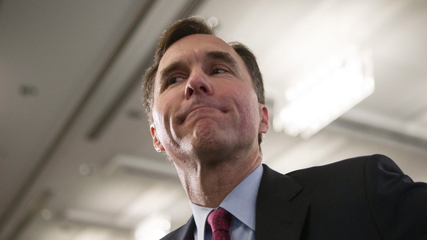 O ministro das Finanças Federal Bill Morneau escuta os comentários depois de falar num Toronto Region Board of Trade Luncheon, em Toronto, na segunda-feira, 14 de dezembro de 2015. The Canadian Press / Chris Young