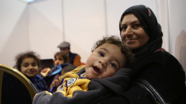 Refugiados sírios esperam no aeroporto de Marka, em Amã, na Jordânia, na terça-feira, 8 de dezembro, 2015 para completar os seus procedimentos de migração para o Canadá, que anunciou que vai trazer cerca de 25 mil sírios de Jordânia, Líbano e Turquia. (Raad Adayleh / Associated Press)