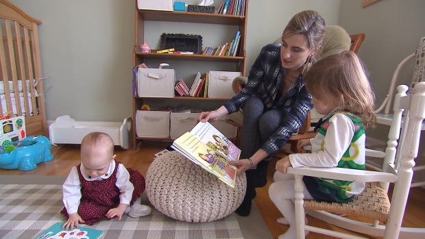 Jacinthe Laporte, muitas vezes traz as suas duas filhas para a biblioteca NDG. (Gabrielle Fahmy / CBC)