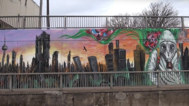 Parte de uma pintura de mural em Toronto é vista nesta imagem tirada de um vídeo YouTube. (Paul Salvatori/YouTube)