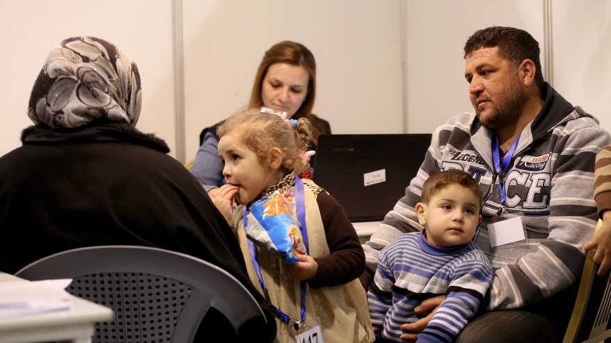 Refugiados sírios esperam no aeroporto de Marka, em Amã, na Jordânia, na terça-feira, 8 de dezembro, 2015 para completar os seus procedimentos de migração para o Canadá, que anunciou irá receber cerca de 25 mil sírios da Jordânia, Líbano e Turquia. (AP Photo / Raad Adayleh)