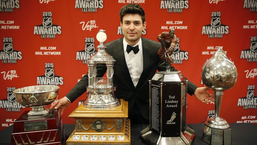 Carey Price do Montreal Canadiens posa com, da esquerda, o troféu William M. Jennings, o Vezina Trophy, o troféu Ted Lindsay Award e o troféu Art Ross, depois de vencer os prémios durante a cerimónia dos Prémios da NHL em Las Vegas, em 24 de junho de 2015. The Canadian Press / AP, John Locher