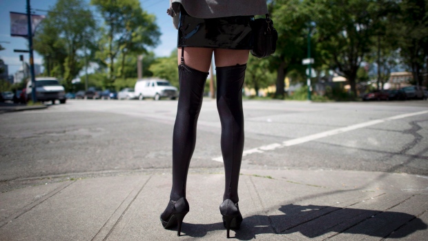 Uma trabalhadora do comércio do sexo é retratada no centro de Vancouver, nesta foto de arquivo de 2014. (Jonathan Hayward /The Canadian Press)