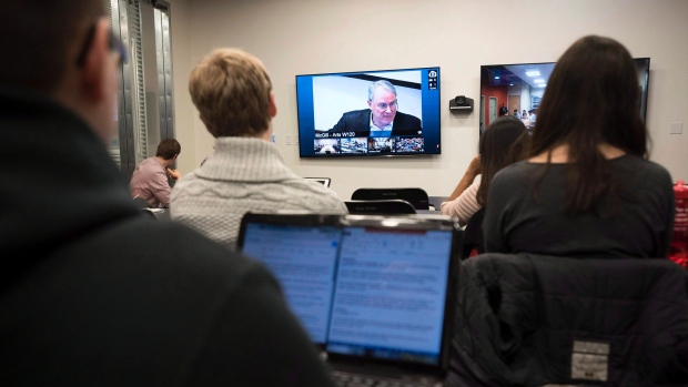 Estudantes da Universidade de Ryerson em Toronto participam numa aula dada por Ken Dryden via webcam da Universidade McGill, em Montreal - 26 de março de 2015. (The Canadian Press / Darren Calabrese)