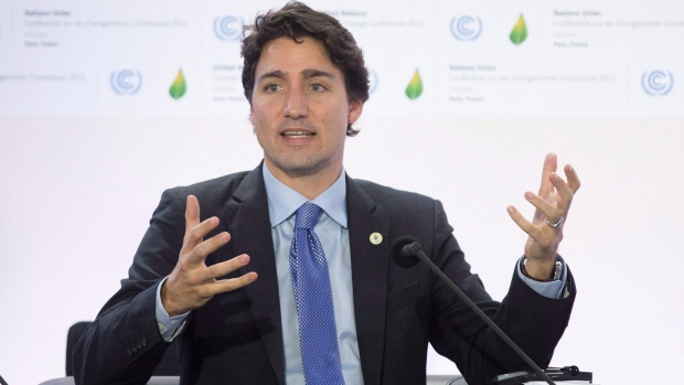 Reação do primeiro-ministro Justin Trudeau e sua esposa Sophie depois de prepararem o 100º cabaz de Natal no Moisson Montreal, um banco alimentar - 18 de dezembro, 2015 em Montreal. THE CANADIAN PRESS/Paul Chiasson