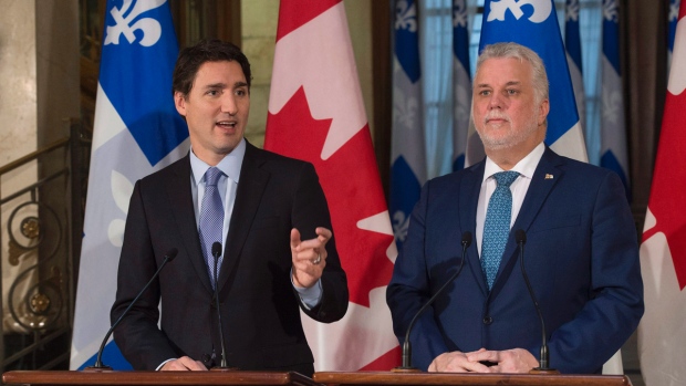 O primeiro-ministro Justin Trudeau responde a perguntas dos jornalistas durante uma conferência de imprensa, em conjunto com o primeiro-ministro do Quebec Philippe Couillard, direita, na sexta-feira, 11 de dezembro de 2015. The Canadian Press/Jacques Boissinot
