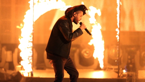 The Weeknd atua no American Music Awards no Teatro Microsoft em Los Angeles – 22 de novembro de 2015. (Foto por Matt Sayles/Invision / AP)