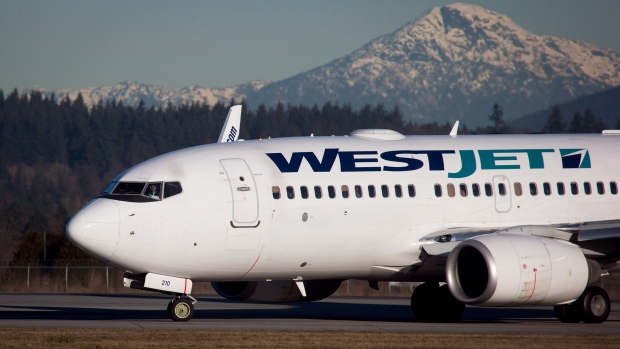 Os pilotos da WestJet Encore concordaram com um contrato de cinco anos com a companhia aérea com sede em Calgary. (Darryl Dyck/Canadian Press)