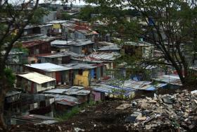 NOVA MARCA DE ROUPAS DE CAPULANA PROMETE MUDAR A VIDA DE MULHERES POBRES EM MOÇAMBIQUE