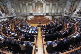 ESQUERDA PARLAMENTAR APROVA FIM DE EXECUÇÕES FISCAIS DE CASAS DE FAMÍLIA