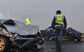 UM MORTO E DOIS FERIDOS LEVES EM COLISÃO DE QUATRO VEÍCULOS NA ZONA DO SEIXAL