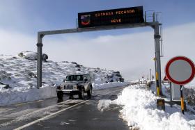 ESTRADA DE ACESSO À SERRA DA ESTRELA ENCERRADA AO TRÂNSITO DEVIDO A NEVÃO