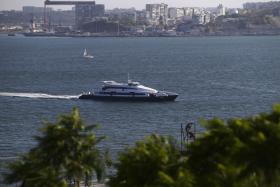 CATAMARÃ ENCALHA JUNTO AO CAIS DO MONTIJO COM 91 PASSAGEIROS A BORDO