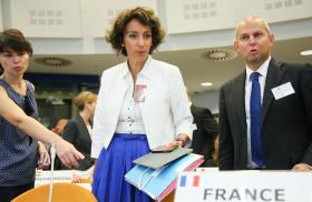 “NÃO HÁ RAZÕES PARA PARAR ENSAIOS CLÍNICOS EM FRANÇA”, DIZ MINISTRA DA SAÚDE FRANCESA