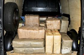 AUTORIDADES ESPANHOLAS APREENDEM TRÊS TONELADAS DE COCAÍNA NA GALIZA