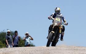 MOTARD RUBEN FARIA PARTILHA COM BARREDA VITÓRIA NO PRÓLOGO DO DAKAR
