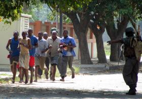 RENAMO ACUSA POLÍCIA MOÇAMBICANA DE CERCAR SUA SEDE, CONFUNDINDO FUNERAL COM MANIFESTAÇÃO